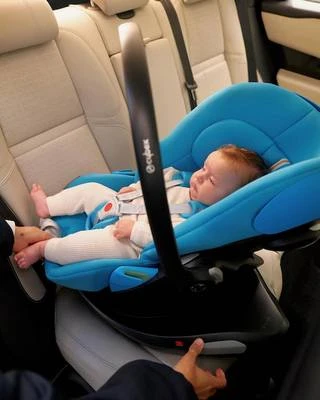 Cybex Cloud G i-Size на поворотной базе Isofix